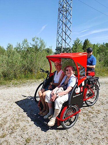 Heike Kernert überraschte ihre Freundin Inge Feist zum 85. Geburtstag mit einem Ausflug mit der Puchheimer Senior:innen-Rikscha.
